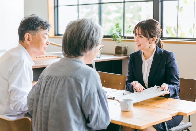 相談している老夫婦